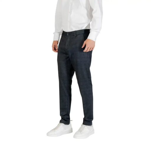 Men’s dark blue dress pants with a white shirt and sneakers from Antony Morato