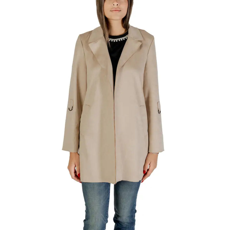 Beige open-front women’s blazer paired with black top and blue jeans for fall winter style
