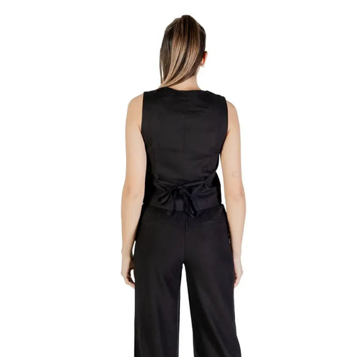 Women’s black sleeveless linen viscose V neck gilet with front pockets and tie-back detail