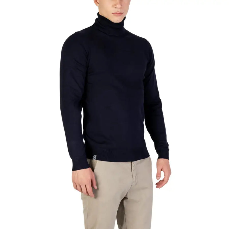 Navy blue turtleneck sweater with ribbed cuffs and hem, made of soft wool