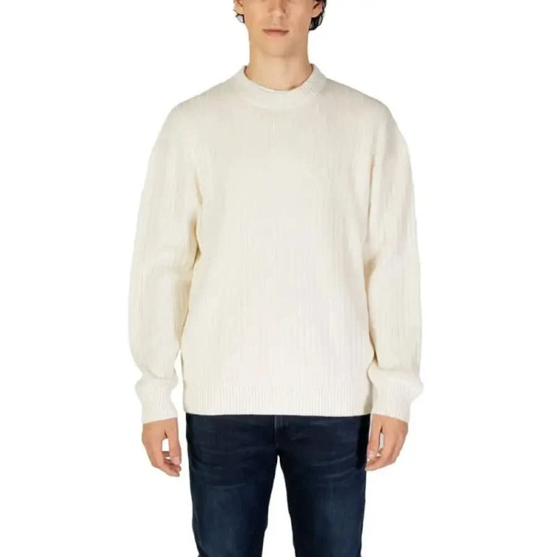 Cream-colored crew neck sweater with ribbed details from Calvin Klein Jeans