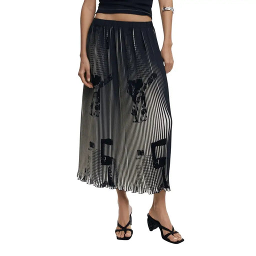 Women’s pleated midi skirt with black and white abstract geometric pattern for fall winter fashion