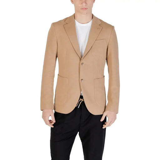 Men’s light brown two-button blazer paired with a white crew neck T-shirt and black drawstring pants