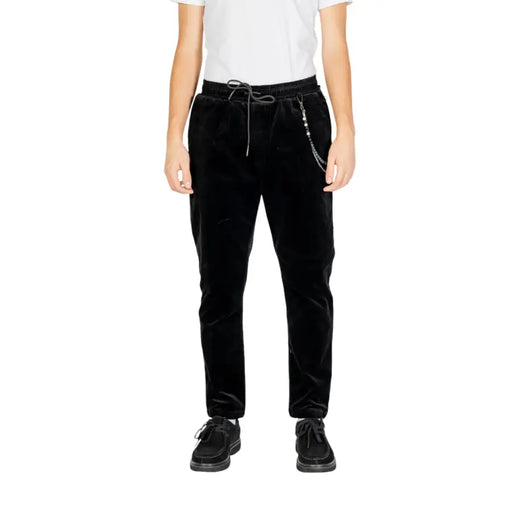 Men’s black velvet drawstring jogger pants with decorative chain from Gianni Lupo