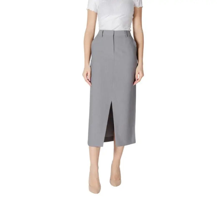 Gray midi skirt with front slit for a stylish and elegant look