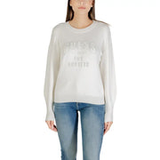 Women wearing a white long-sleeve crewneck sweatshirt with blue jeans, stylish casual look