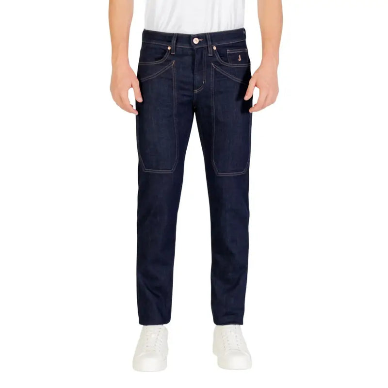 Dark blue levi’s 514 straight leg jeans with pockets and button closure.