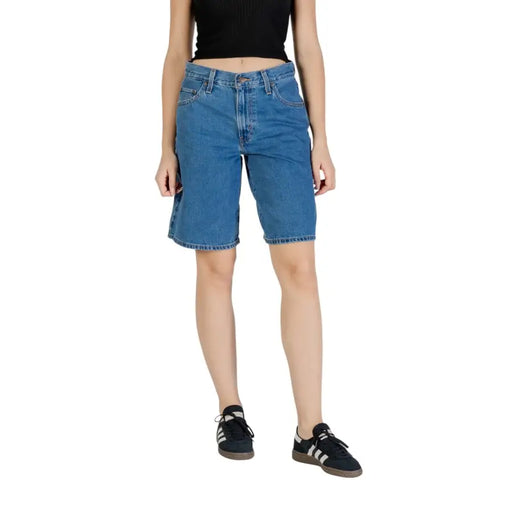 Woman modeling Levi’s Blue Cotton Shorts with Zipper and Button Closure and sneakers