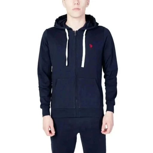 Man in U.S. Polo Assn. black hoodie and sweatpants highlighting urban style clothing