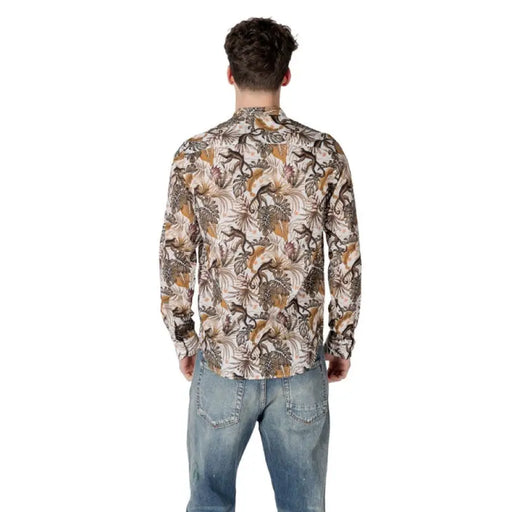 Man wearing Gianni Lupo White Floral Mandarin Collar Shirt with jeans and patterned sleeves