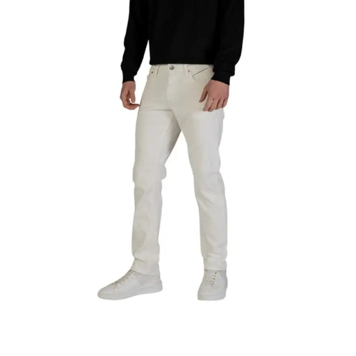 Man wearing Jack & Jones Men’s White Jeans and sneakers for Spring Summer fashion