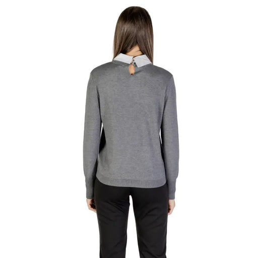 Woman wearing Morgan De Toi classic grey long-sleeved knitwear with white collar and keyhole back
