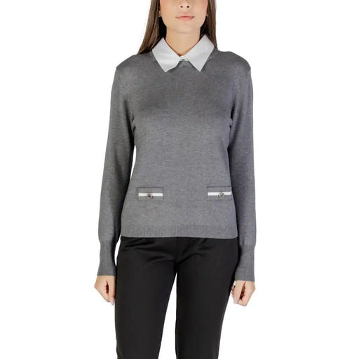 Women’s long-sleeved gray sweater with white collar and decorative pockets from Morgan De Toi