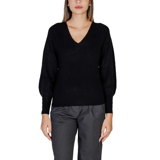 Women’s black V-neck knit sweater with puffed sleeves from Morgan De Toi
