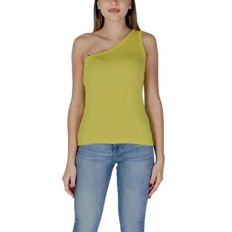One-shoulder chartreuse sleeveless top with light blue jeans from B.young Women’s collection