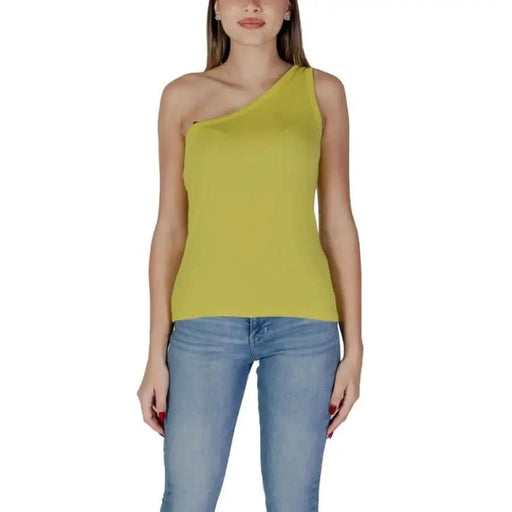 One-shoulder chartreuse sleeveless top with light blue jeans from B.young Women’s collection