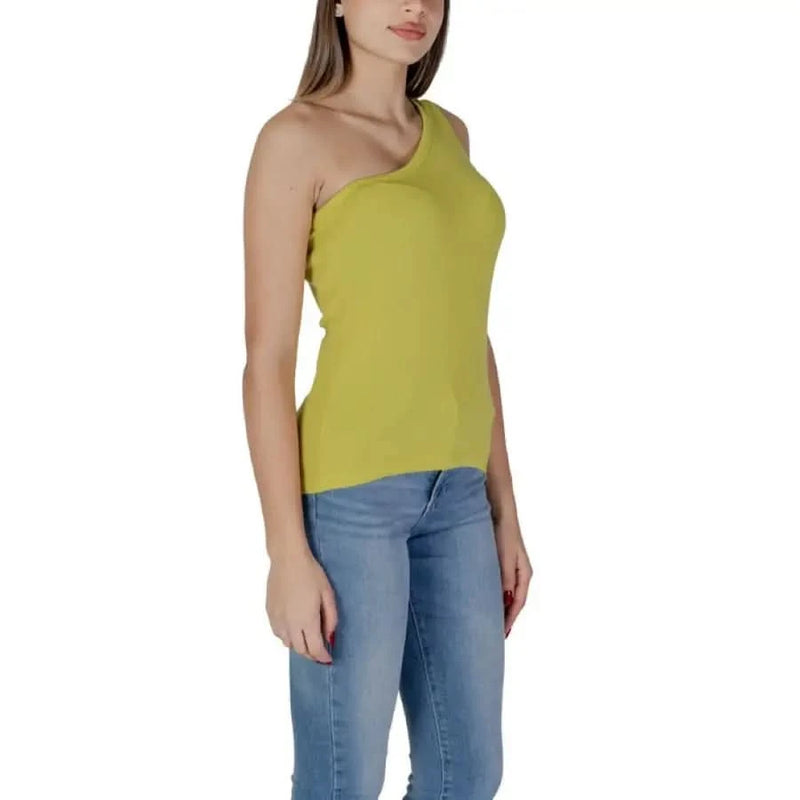 One-shoulder yellow knit tank top with blue jeans from B.young Women’s collection