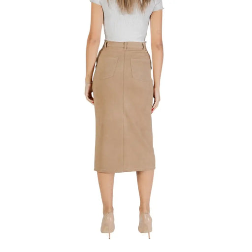 Women’s high-waisted beige midi skirt with front and back pockets for fall and winter wear
