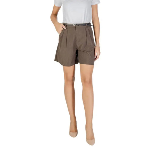 Women’s brown pleated shorts with a black belt from Only Women Fall Winter collection