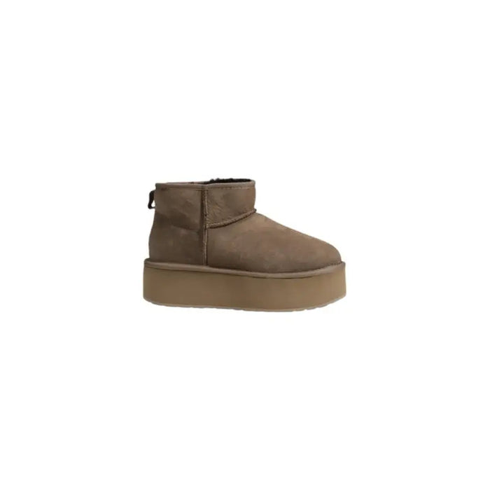 Platform UGG Boot showcasing stylish design and elevated sole for fashionable comfort
