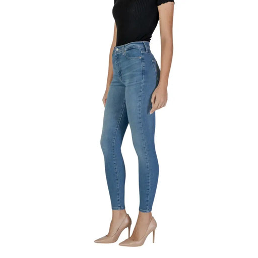 Woman wearing Tommy Hilfiger light blue skinny jeans and black short-sleeved top