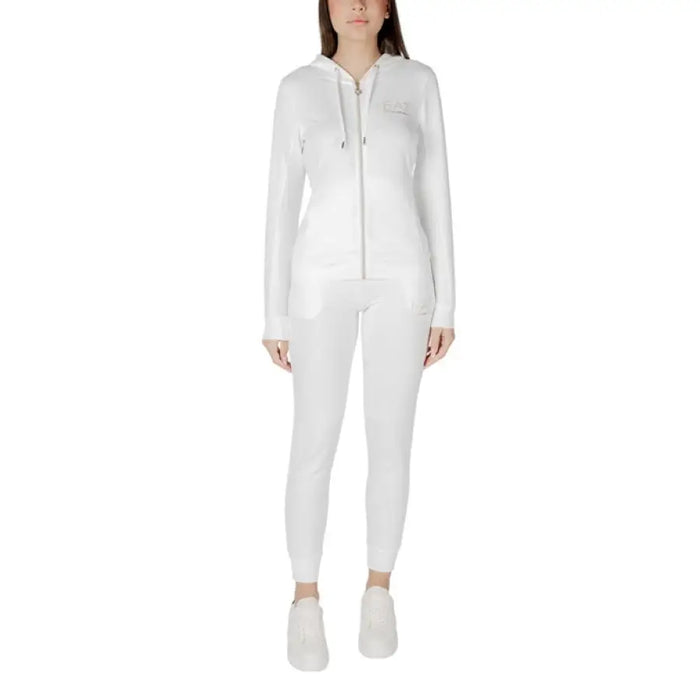 White hooded tracksuit displayed, ideal for casual and athletic wear