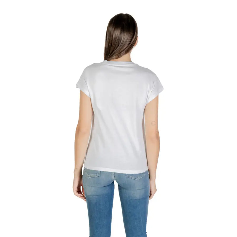 Woman wearing Guess Women Fall Winter white cotton round neck T shirt and blue jeans