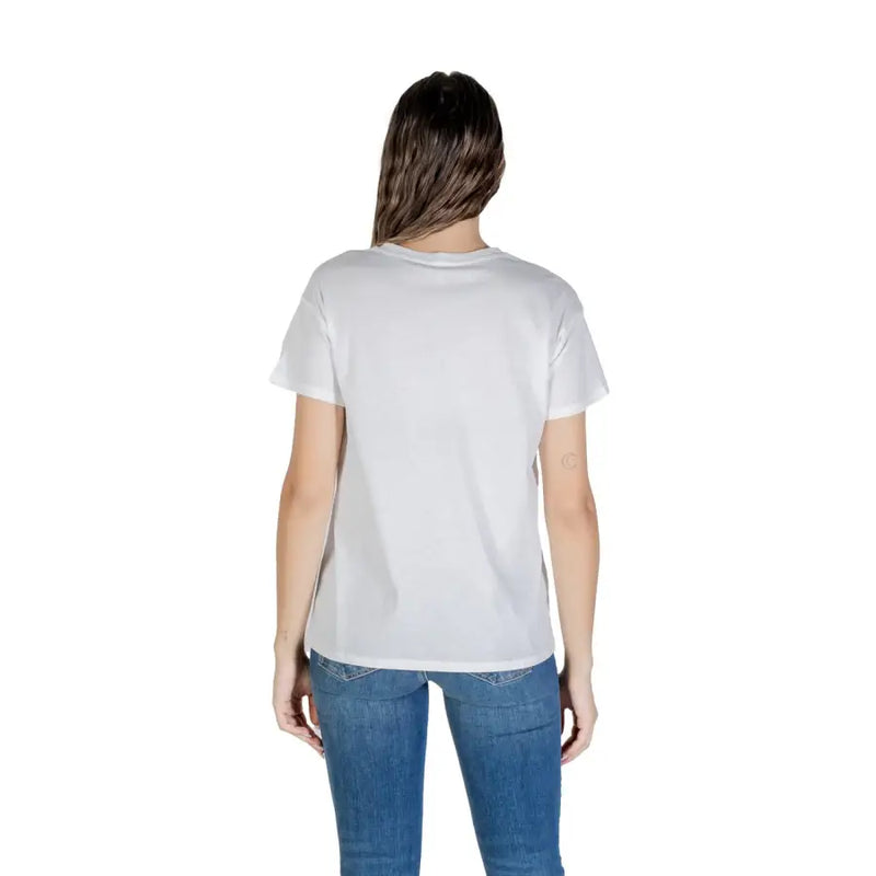 Woman wearing Liu Jo White Cotton Short Sleeve Round Neck T Shirt and blue jeans