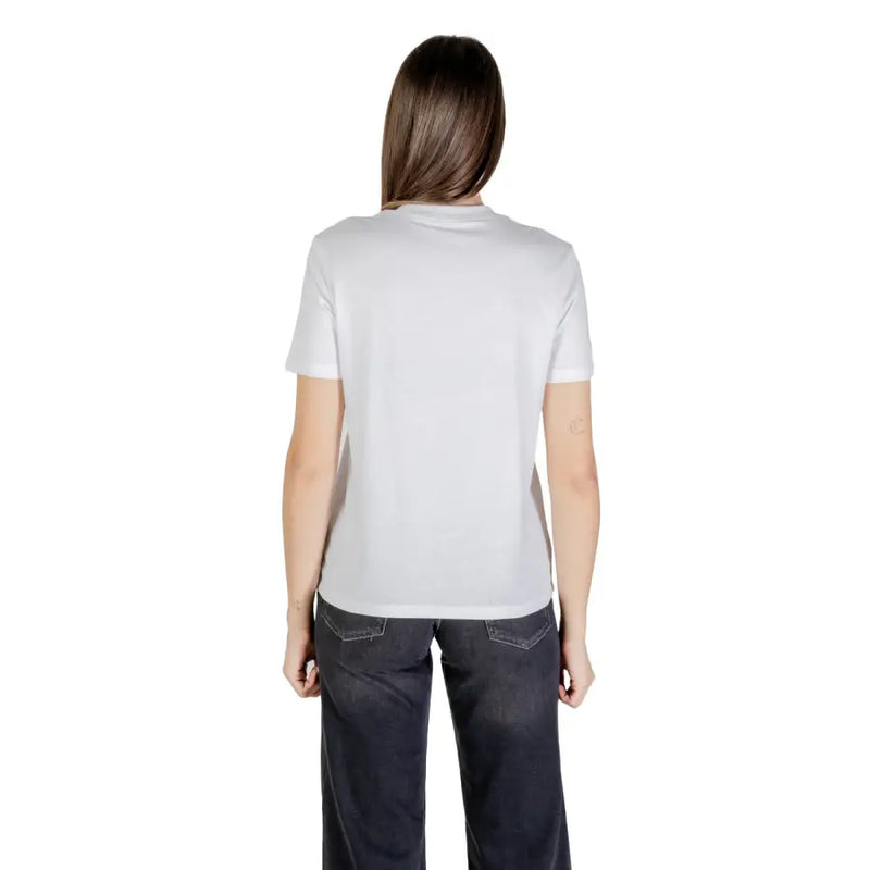Woman wearing Calvin Klein Jeans fall winter white cotton printed T-shirt and dark jeans
