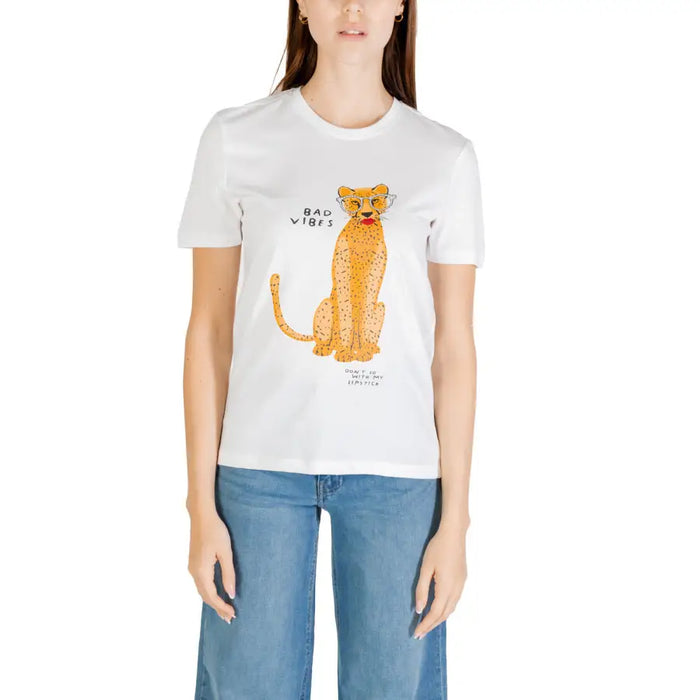 Woman wearing a white organic cotton round neck T-shirt with cheetah print and blue jeans