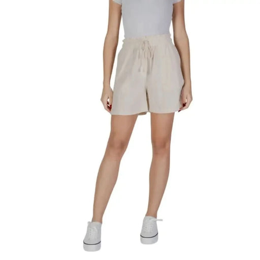 Woman’s beige drawstring shorts from B.young, made of soft cotton with laces