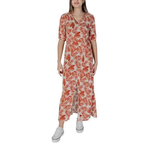 Woman wearing B.young Floral V-Neck Dress in Brown with leaf patterns
