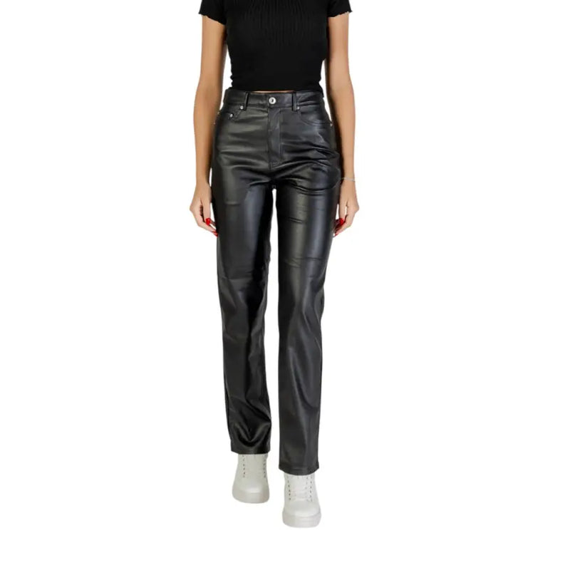 Women’s black faux leather pants with ribbed short-sleeve top for fall winter fashion