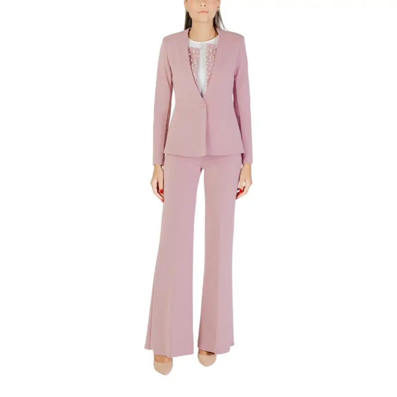 Women’s dusty rose pant suit with v-neck blazer and flared trousers for Pink Rinascimento collection