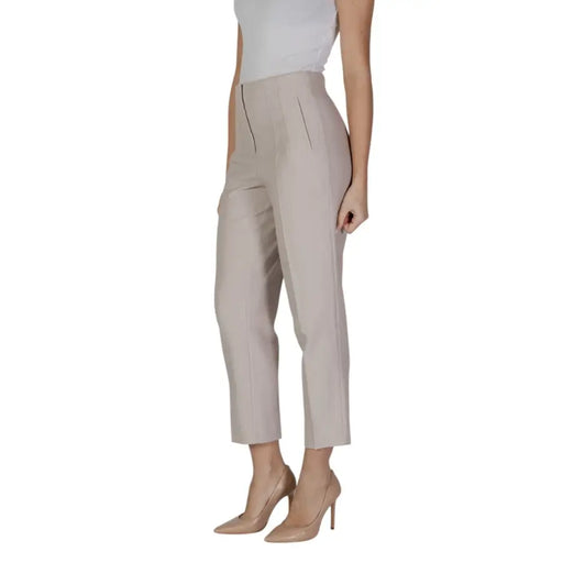 Women’s high-waisted beige cropped trousers with button closure and front pockets