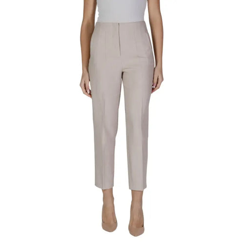 Women’s high-waisted beige cropped trousers with button closure and front pockets