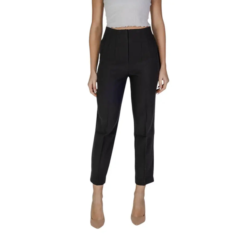 Women’s high-waisted black ankle-length trousers from Beige Spring Summer collection