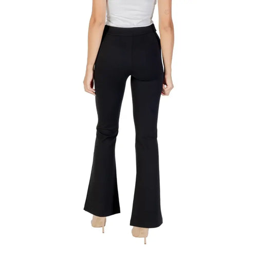 Women’s high-waisted black flare trousers from Guess for fall and winter fashion