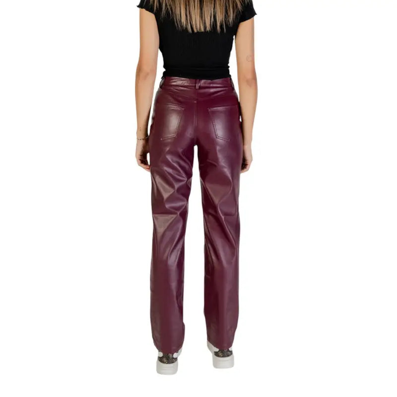Women’s high-waisted burgundy faux leather trousers with zip and button pockets for fall winter fashion