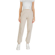Women’s light beige cropped sweatpants with front pockets, white t-shirt, and sneakers