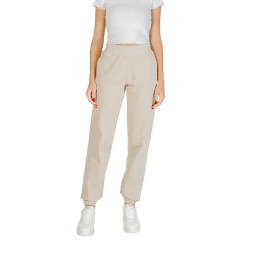 Women’s light beige cropped sweatpants with front pockets, white t-shirt, and sneakers