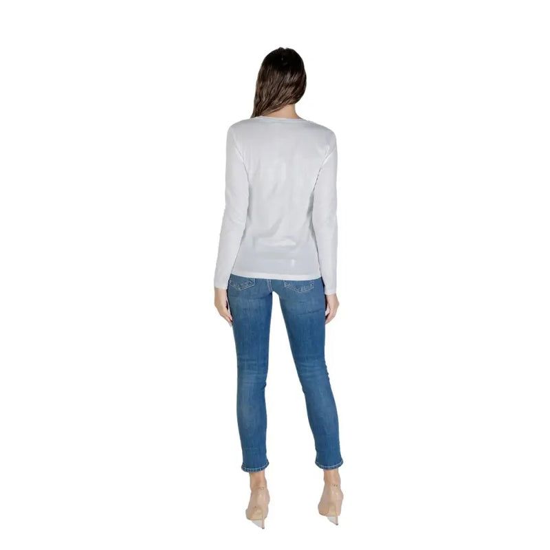 Women wearing light gray long-sleeve top with blue skinny jeans and nude heels, showcasing Liu Jo T shirt style