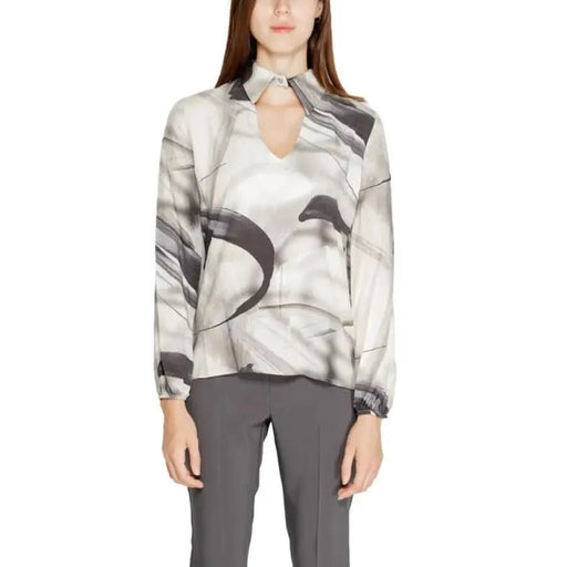 Abstract patterned Rinascimento blouse in gray and white with long sleeves and keyhole neckline