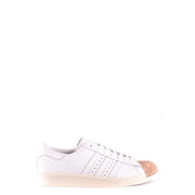 Adidas Baskets en cuir blanc pour homme, style sport, à enfiler, avec bout en liège et semelle en caoutchouc couleur crème.