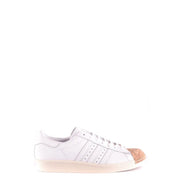Adidas Baskets en cuir blanc pour homme, style slip sport, bout renforcé en liège et semelle en caoutchouc couleur crème.