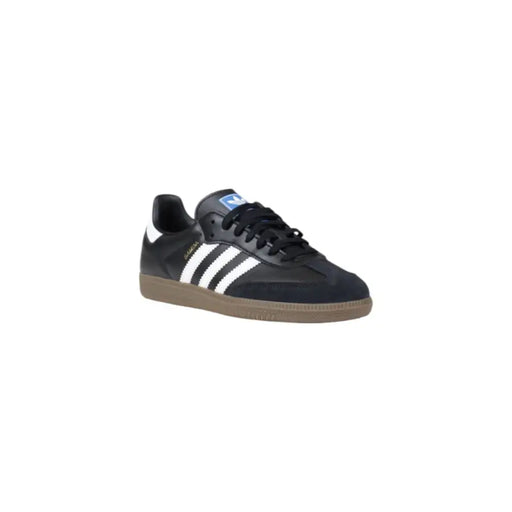 Adidas Baskets homme en cuir noir à rayures blanches, semelle en caoutchouc beige et lacets noirs, idéales pour le printemps et l'été.
