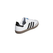 Baskets adidas Samba blanches en cuir avec semelle gomme à trois bandes noires et logo bleu au talon, vues de l'arrière