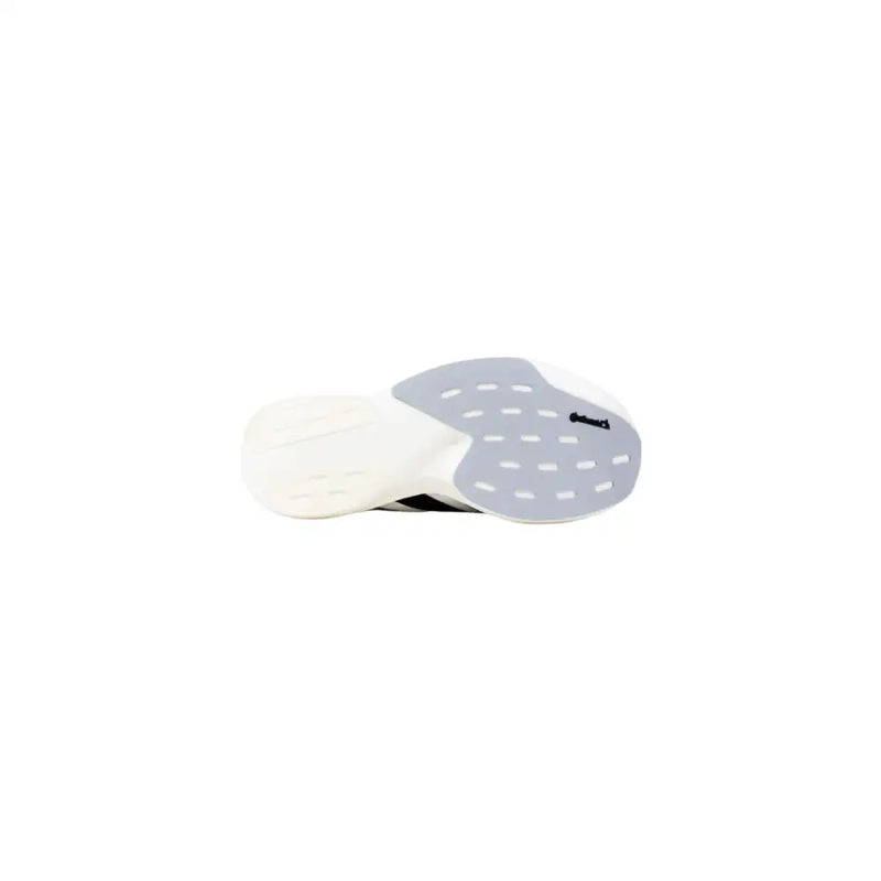 Baskets adidas homme blanches synthétiques, style slip-on, semelle en caoutchouc blanc et gris perforée avec logo adidas (réf. JH6206).