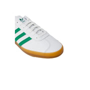 Adidas Baskets montantes blanches pour homme, en matière synthétique, avec rayures vertes et semelle en caoutchouc couleur gomme, pointure 2