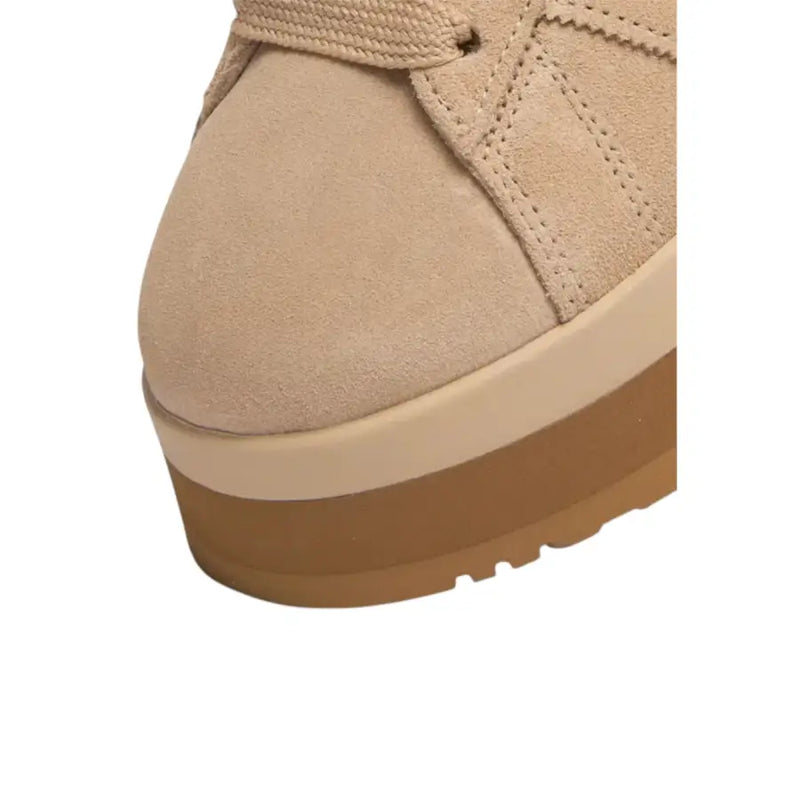 Adidas Baskets Originals Campus 00s Winter pour homme, en cuir beige avec plateforme en daim, semelle en caoutchouc beige et lacets beiges.